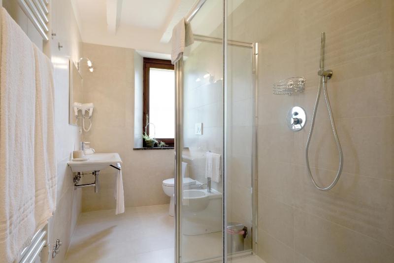 Deluxe Family Suite image 3