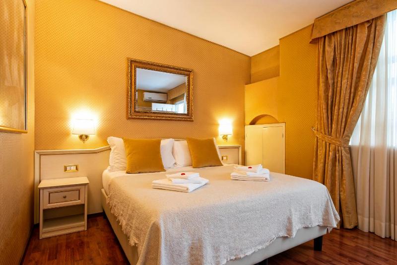 Double or Twin Room with Private Bathroom image 3