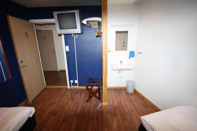 Twin Room with Shared Bathroom image 3