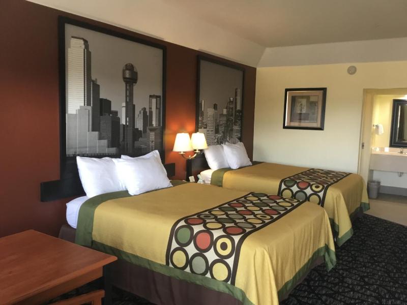 Queen Room with Two Queen Beds - Non-Smoking image 3