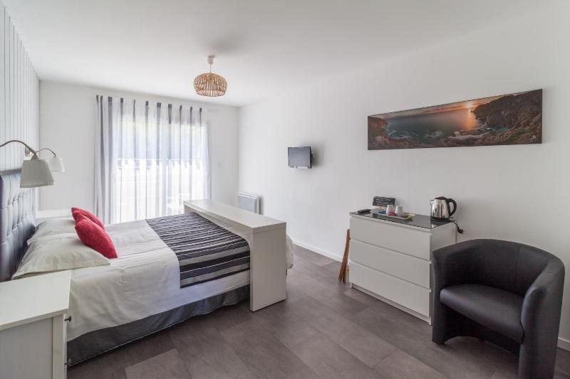 Double Room with Balcony image 3