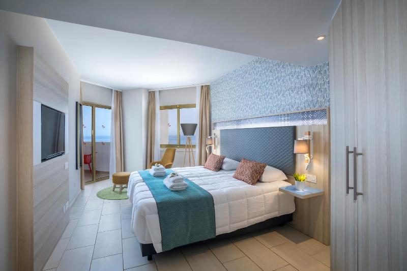 Executive Suite with Sea View (2 Adults + 3 Children) image 1