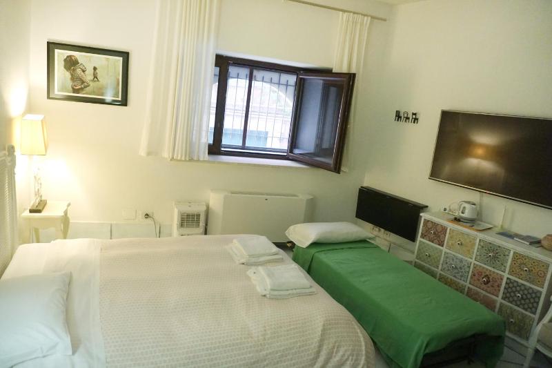 Deluxe Room (2 Adults + 1 Child) image 4