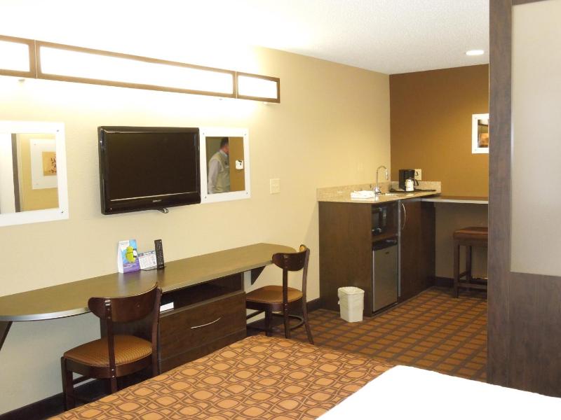 Queen Room - Mobility Access/Non-Smoking image 4