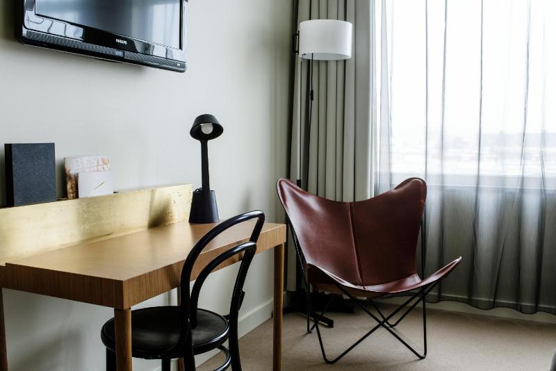 Deluxe King Room with Sofa Bed image 3