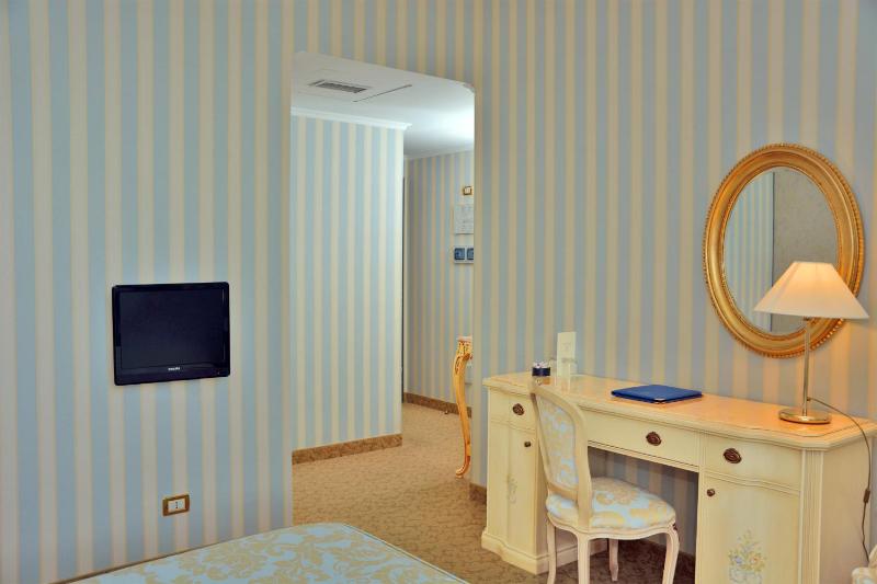 Superior Double or Twin Room with Lake View image 2