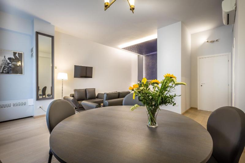 Deluxe Studio image 2