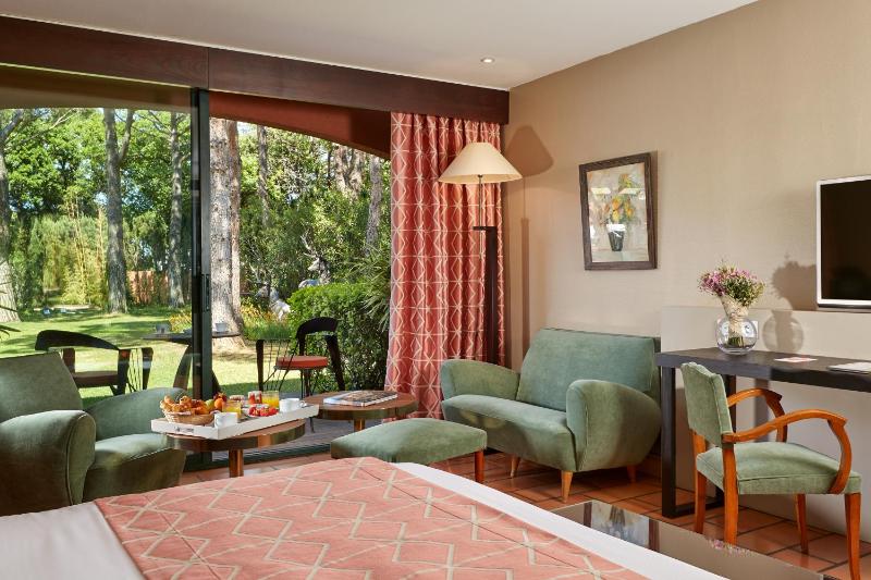 Executive Family Room image 4