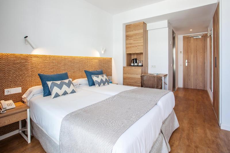 Double Room with Sea Side View image 1