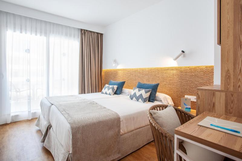 Double Room with Sea Side View image 3