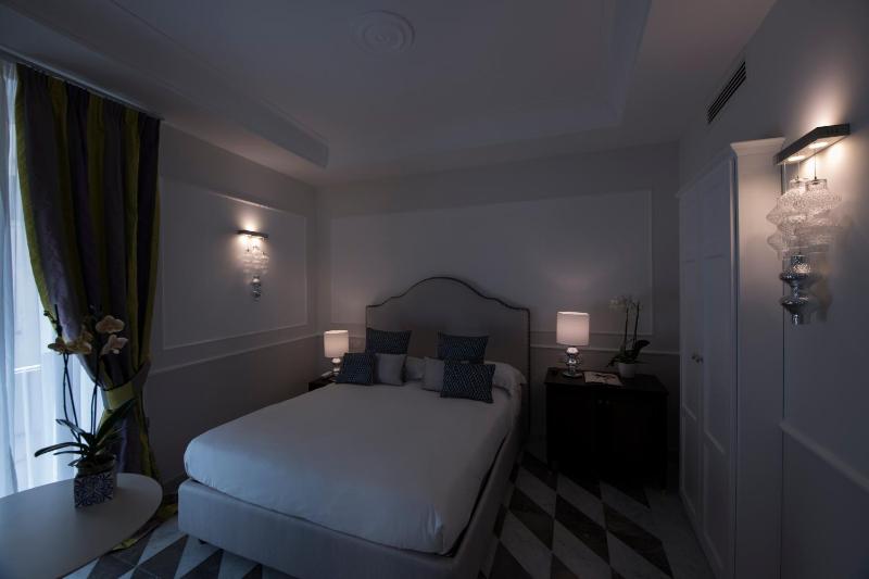 Double Room with Balcony image 3