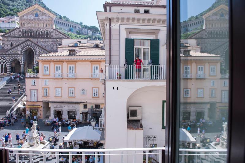 Double Room with Balcony image 2