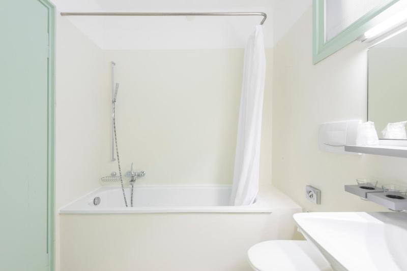 Standard Single Room with Shared Bathroom Balcony and Lake View image 4