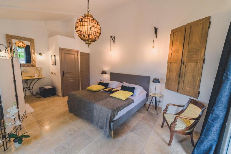 Superior Double Room with Pool View image 3