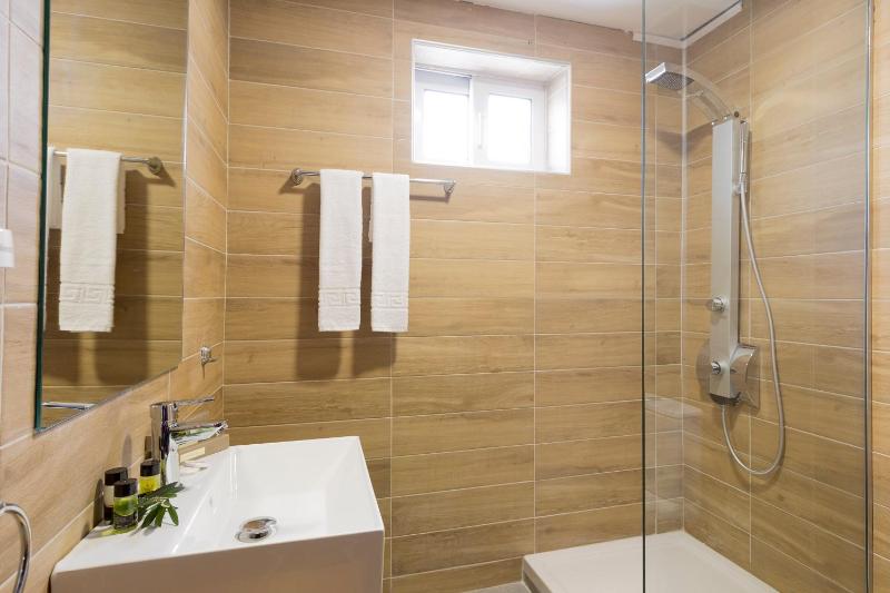 Deluxe Suite with Sea View image 4