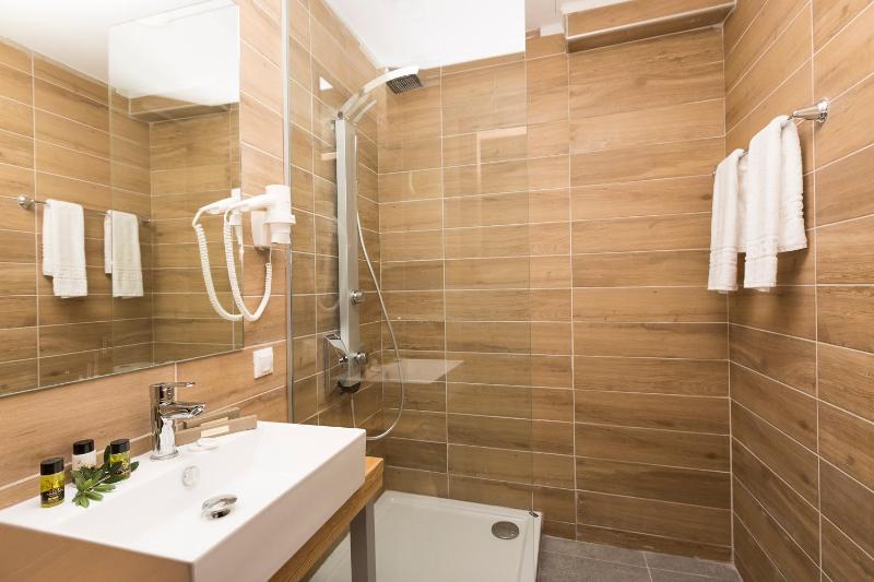 Queen Suite with Sea View image 3