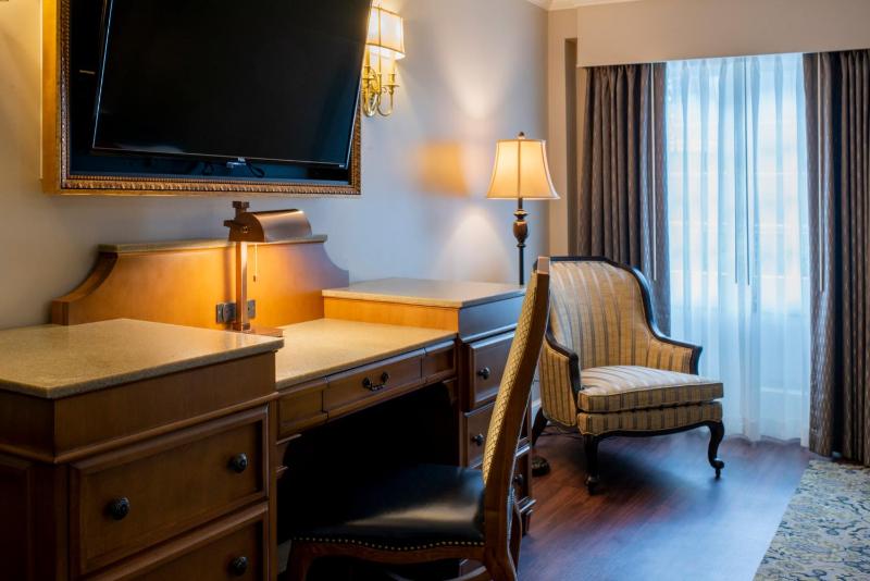 Deluxe Room with King Bed image 4