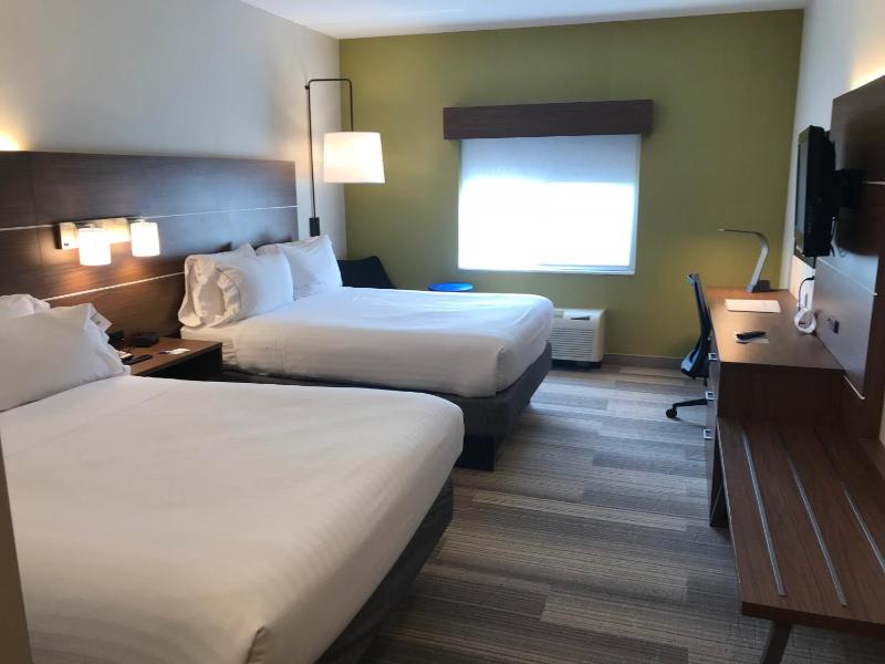 Standard Room with Two Queen Beds image 4