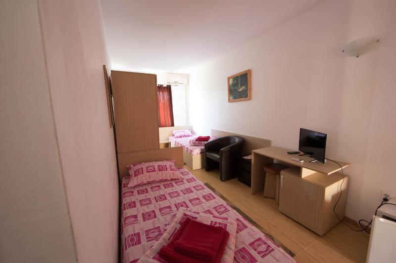 Family Room (4 Adults) image 3