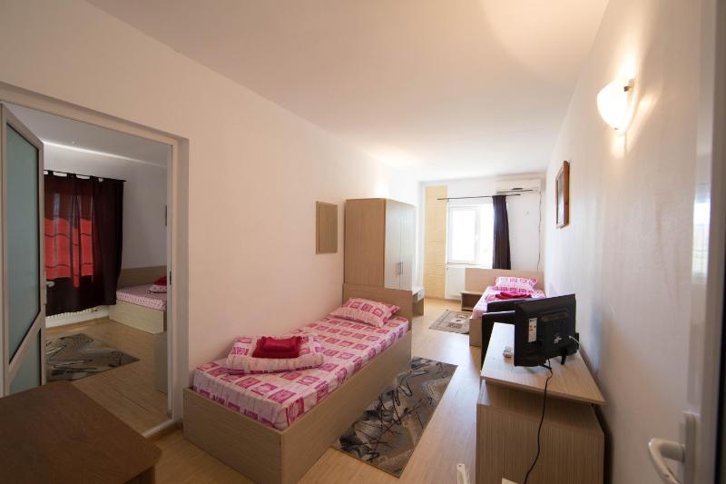 Family Room (4 Adults) image 4