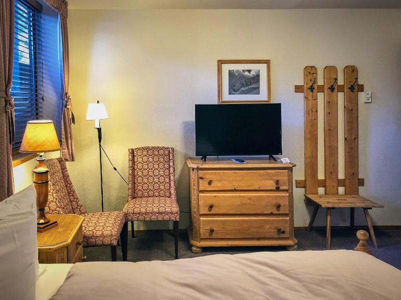 Standard King Room image 4