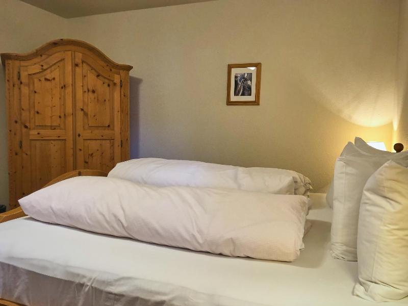 Standard King Room image 3