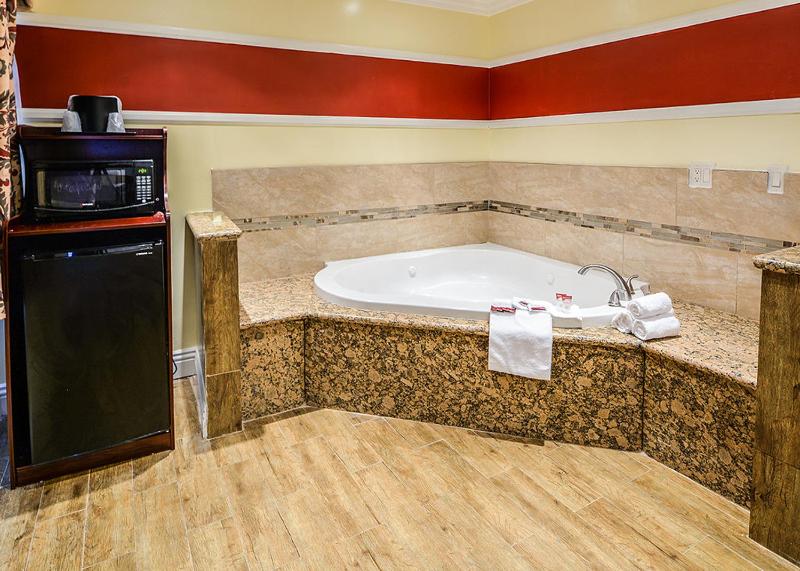 Double Room with Spa Bath image 3