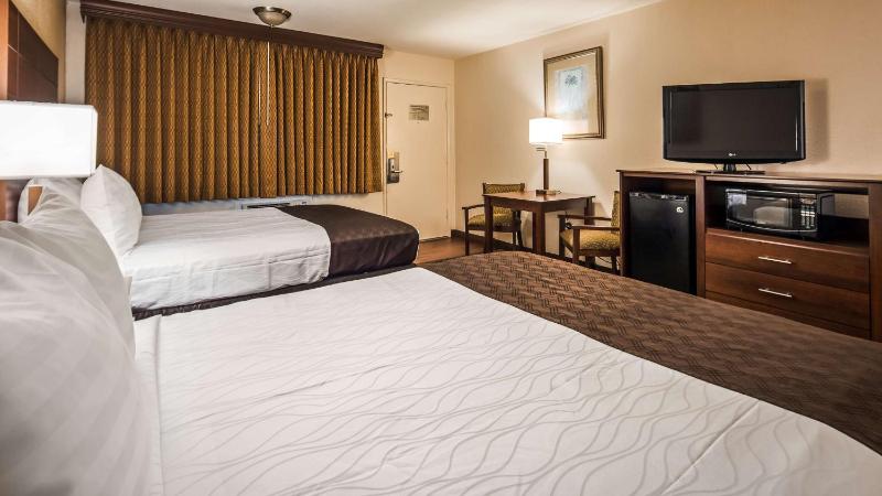 Queen Room with Two Queen Beds - Non-Smoking image 4