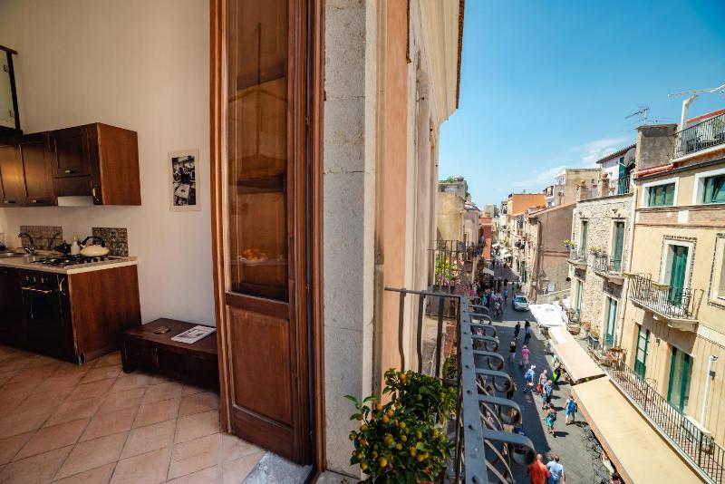 Studio Apartment with Balcony  image 1
