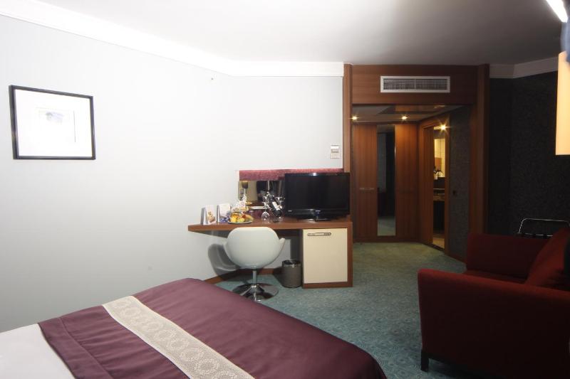 Superior Queen Room image 2