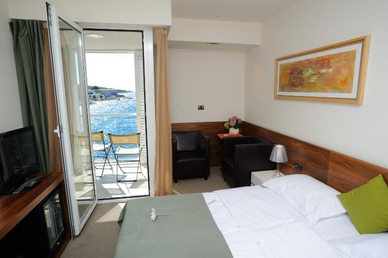 Double Room with Balcony and Sea View image 4