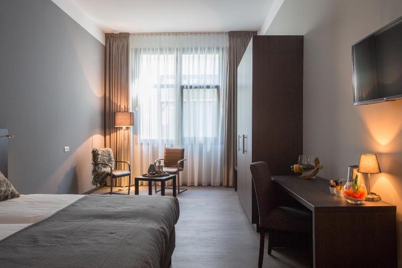 Deluxe Room image 3