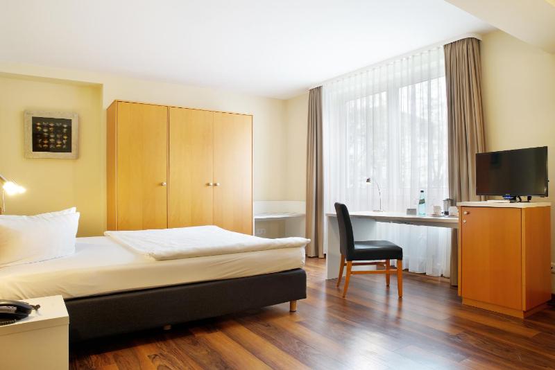 Business Queen Room image 3