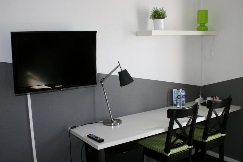 Standard Queen Room image 4