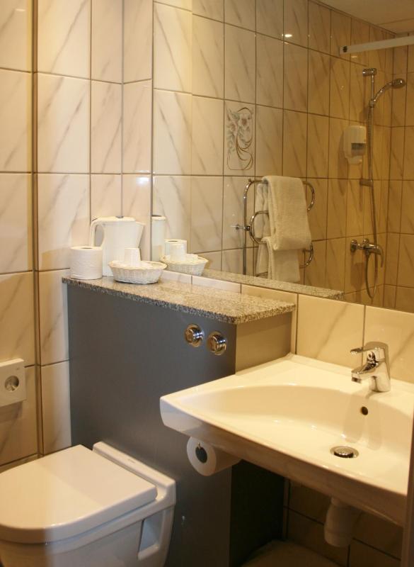 Twin Room image 4