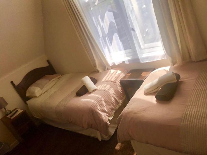 Large Twin with En-Suite image 1