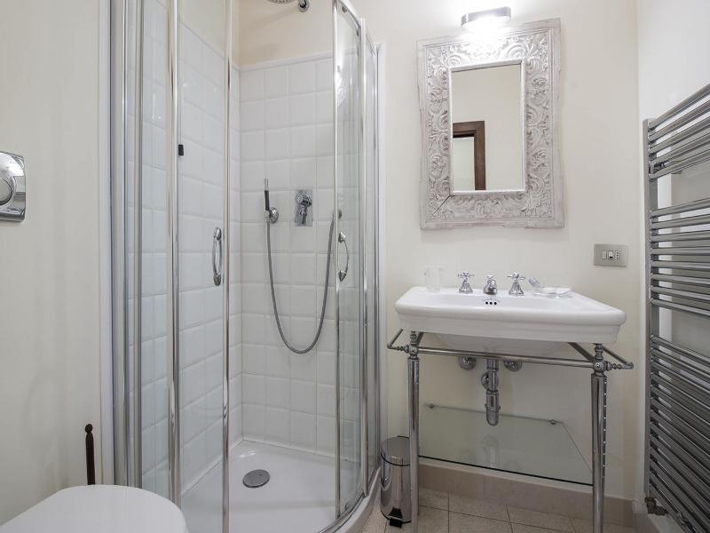 Large Double Room with Balcony image 2