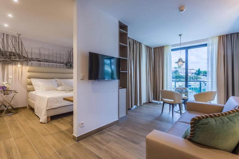 Deluxe Apartment image 2