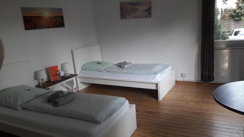 Twin Room image 3