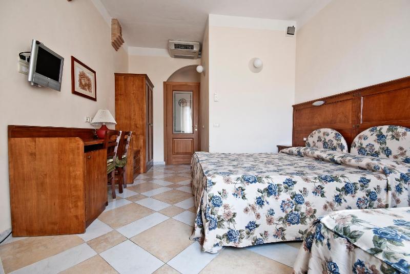 Triple Room with Balcony image 4