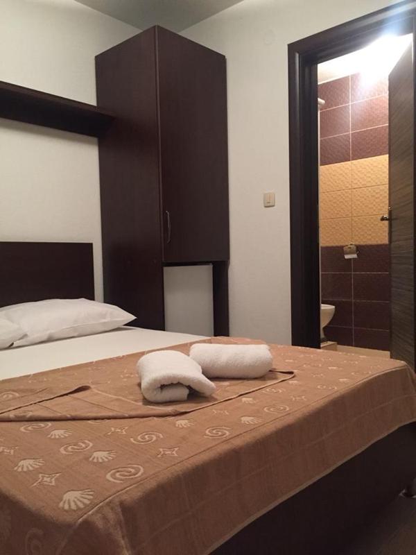 Deluxe Double Room with Balcony image 2