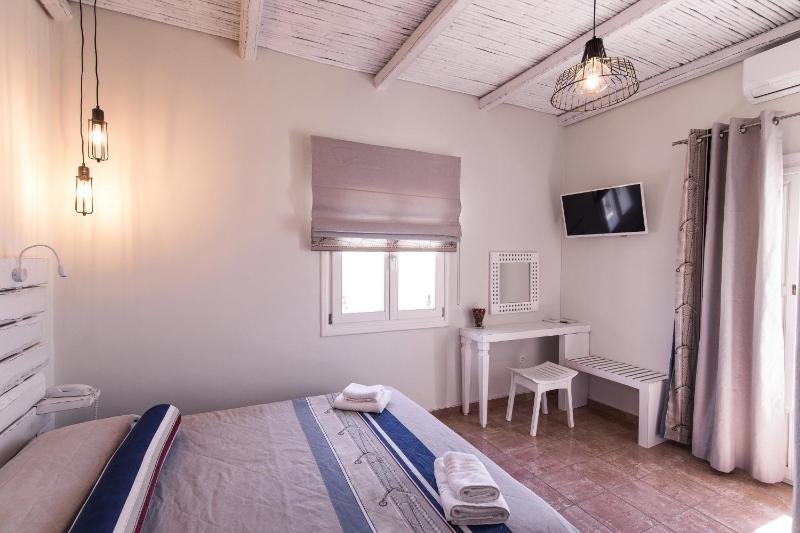 Superior Room (queen or twin) with South Caldera View image 1