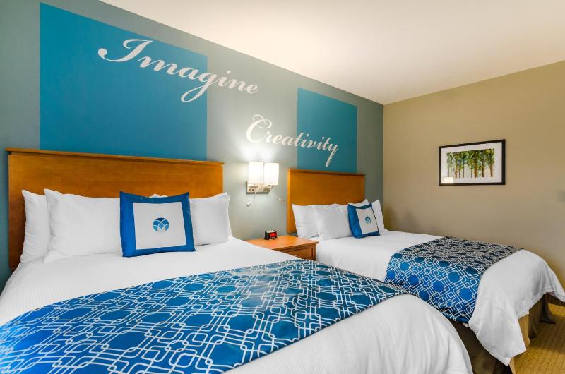 Queen Room with Two Queen Beds - Non-Smoking image 4