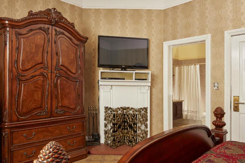Deluxe King Room with Fireplace image 4