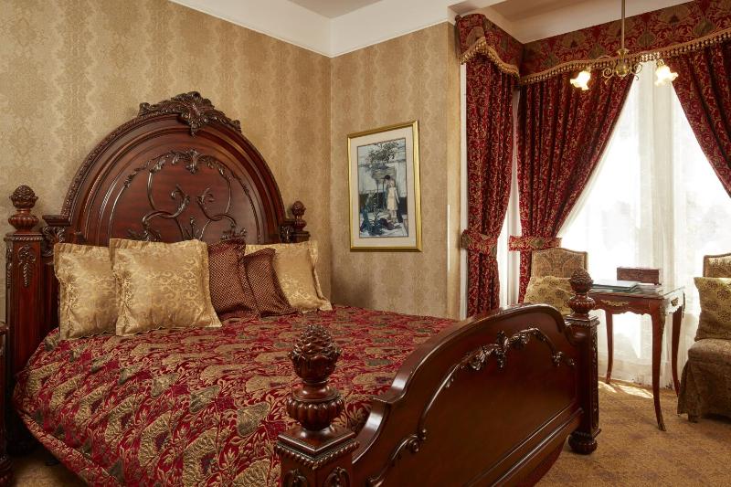 Deluxe King Room with Fireplace image 2