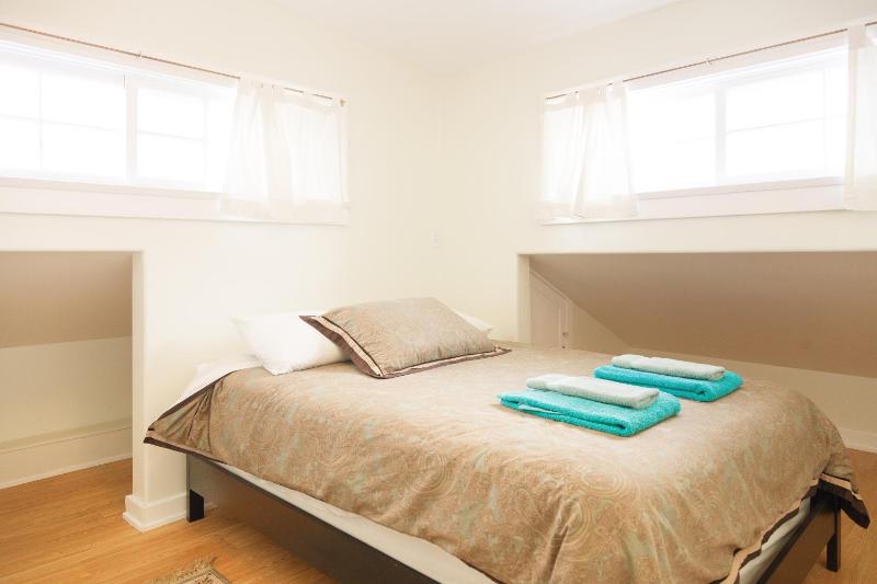 Standard Double Room with Shared Bathroom image 3