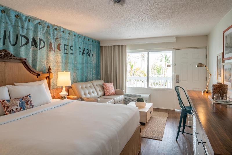 Premium Room 1 King Bed Pool View Balcony image 2