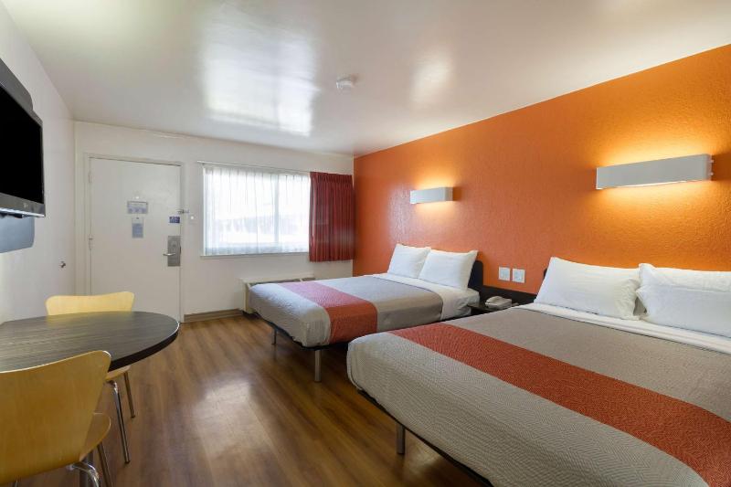 Queen Room with Two Queen Beds - Non-Smoking image 3