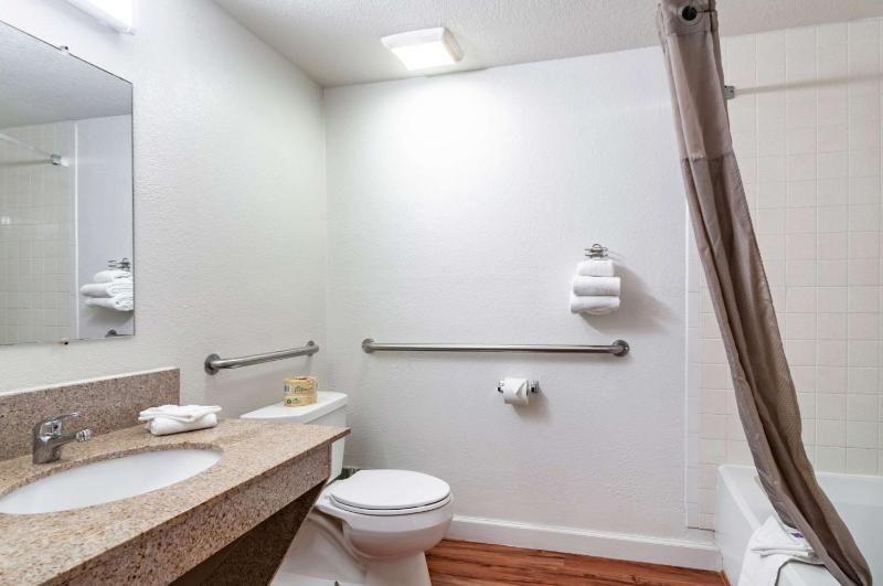 Queen Room - Disability Access - Non-Smoking image 2