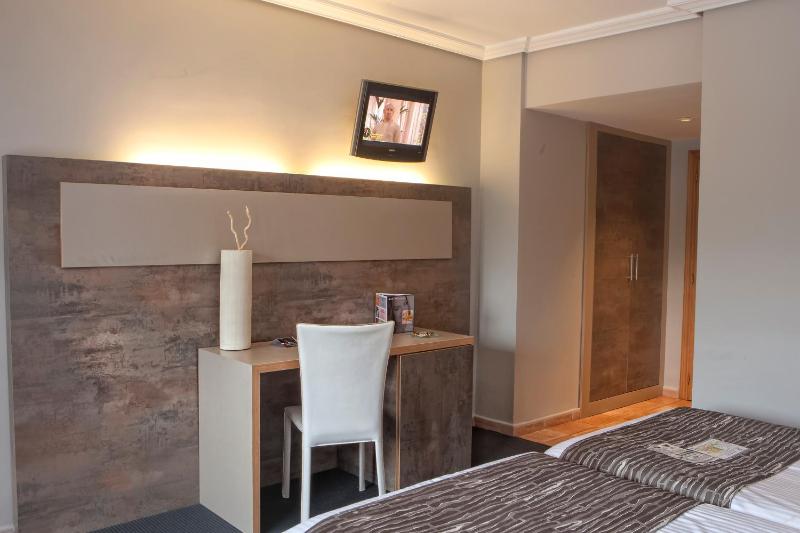 Double or Twin Room image 4